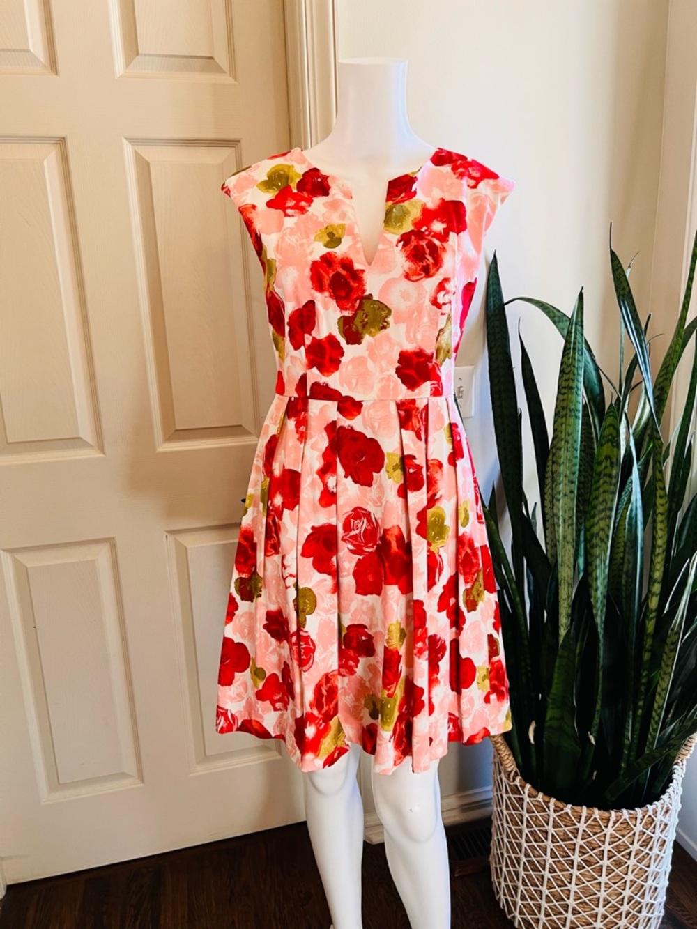 BB Dakota Floral Fit Flare Dress Size 4 Pink Red Pleated Wedding Guest